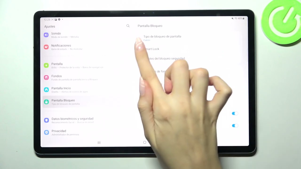 Profesores interactuando con tabletas