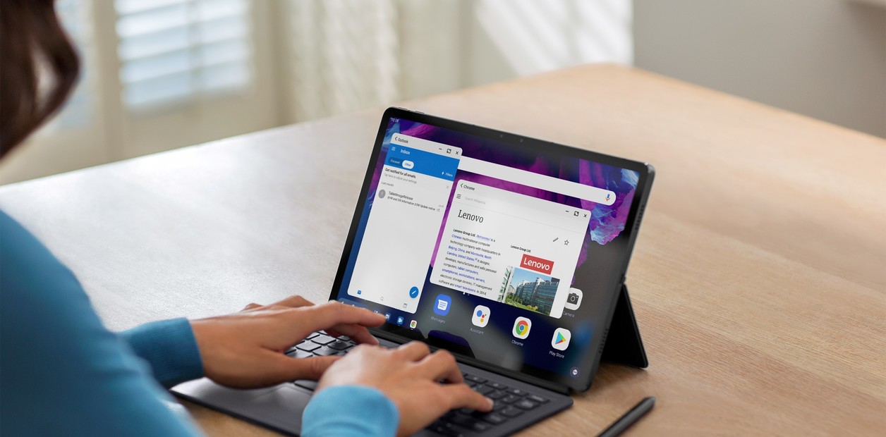 Estudiantes usando tabletas